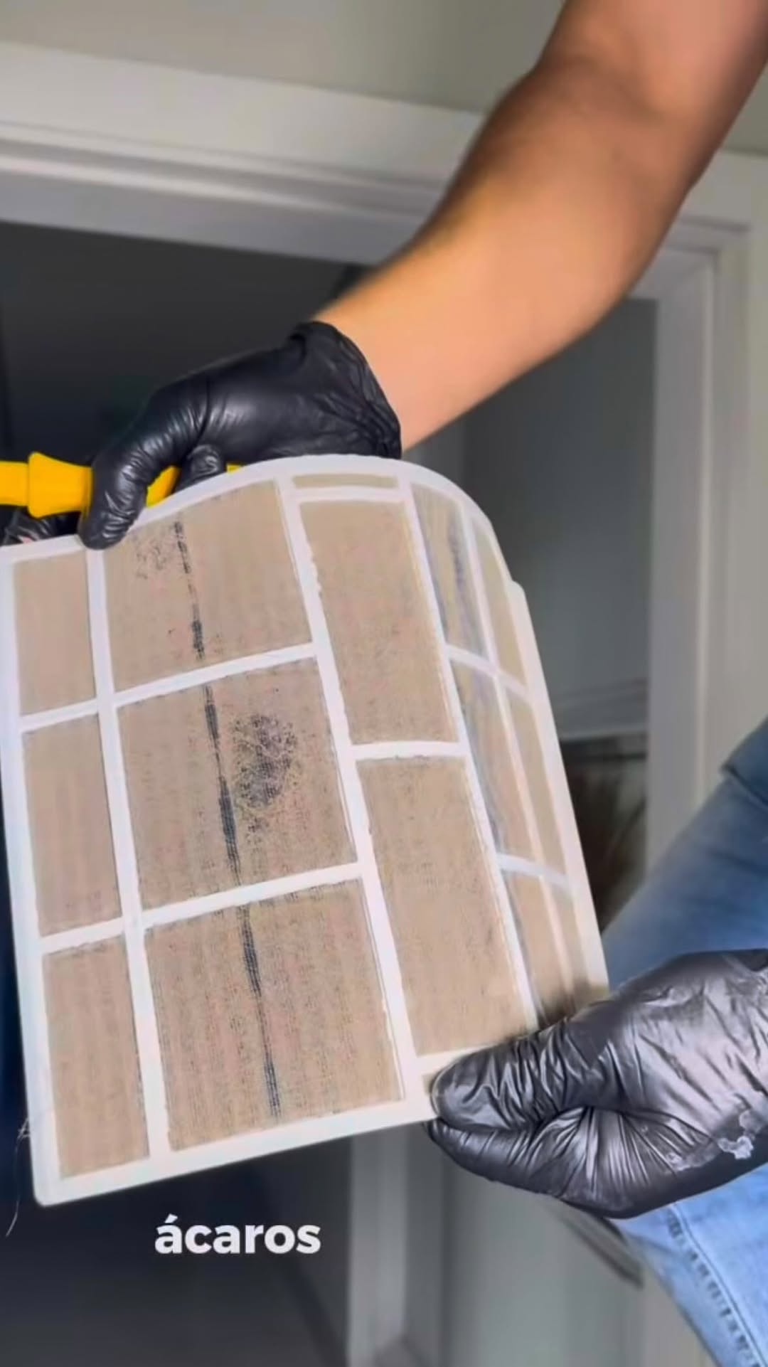 💧A limpeza do ar condicionado é um procedimento fundamental para manter o ar em ambientes fechados saudável e livre de impurezas. 

Quando o aparelho de ar não é limpo regularmente, os seus filtros começam a acumular poeira, fungos, bactérias e outros tipos de sujeira, o que pode afetar a qualidade do ar que respiramos.

Além disso, um ar condicionado sujo pode ser prejudicial para pessoas com problemas respiratórios, como asma e alergias.

A limpeza regular do condicionamento do ar não só ajuda a manter um ambiente saudável, mas também pode aumentar a eficiência do aparelho, o que pode resultar em economia de energia e redução de custos de manutenção.